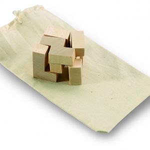 Puzzle en bois dans un sac